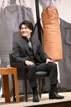 左から森本慎太郎（SixTONES）、サンドバッグ。