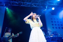 「キラッ」とポーズを決める中島愛。