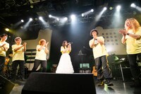 健闘を称え合う中島愛とバンドメンバー。