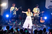 アンコールに応えてステージに上がった中島愛。