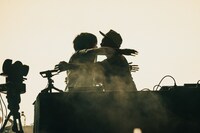 抱き合うKMCとSTUTS。（撮影：cherry chill will.）