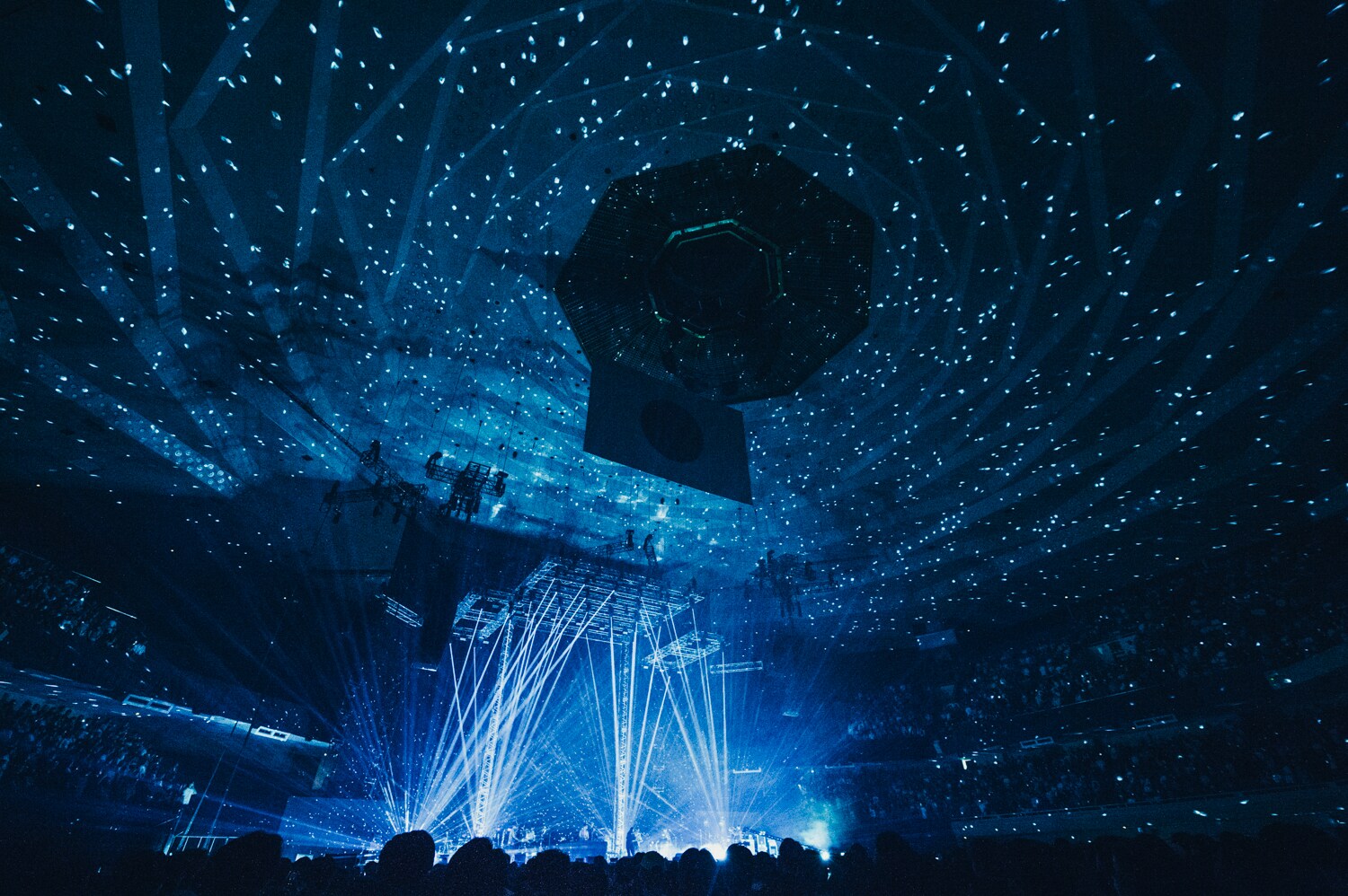銀テープが舞う日本武道館。（撮影：Tatsuya Hirota） [画像ギャラリー