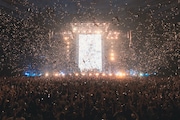 銀テープが舞う日本武道館。(撮影:Tatsuya Hirota)