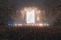 銀テープが舞う日本武道館。（撮影：Tatsuya Hirota）