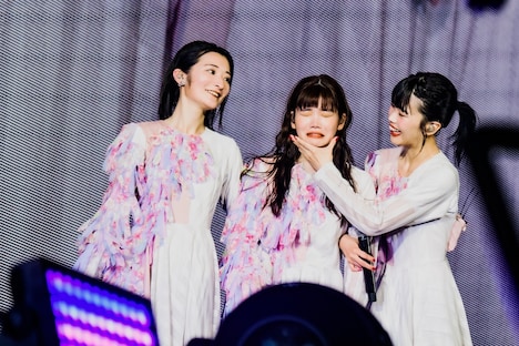 左からリンリン、セントチヒロ・チッチ、アイナ・ジ・エンド。（Photo by Keiichiro Natsume）