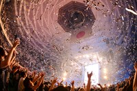 銀テープが舞う日本武道館。（撮影：Teppei Kishida）