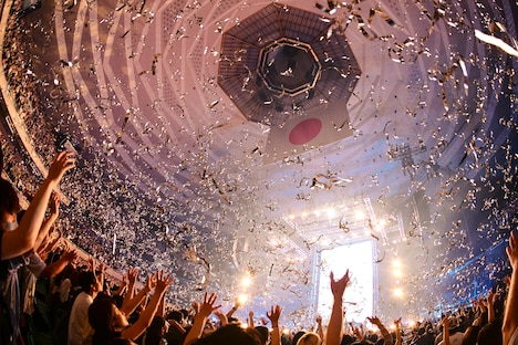 銀テープが舞う日本武道館。(撮影:Teppei Kishida)