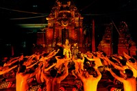 「芸能山城組ケチャまつり」より、ケチャ披露中の様子。