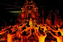 「芸能山城組ケチャまつり」より、ケチャ披露中の様子。