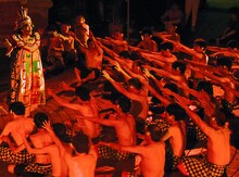 「芸能山城組ケチャまつり」より、ケチャ披露中の様子。