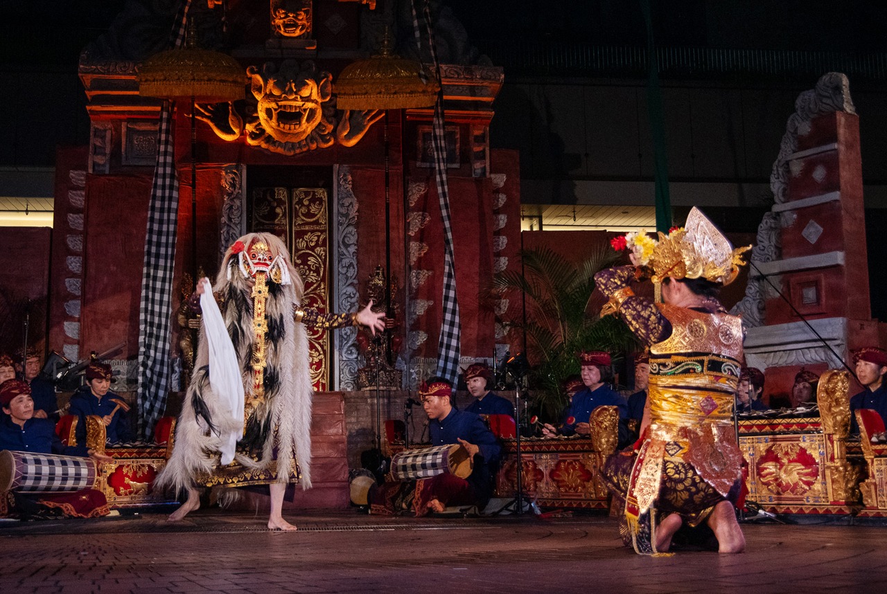 「芸能山城組ケチャまつり」より、ガムランの演奏と踊り。