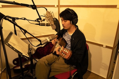 「あけぼの（2023）」レコーディング中の折坂悠太。（撮影：塩田正幸）