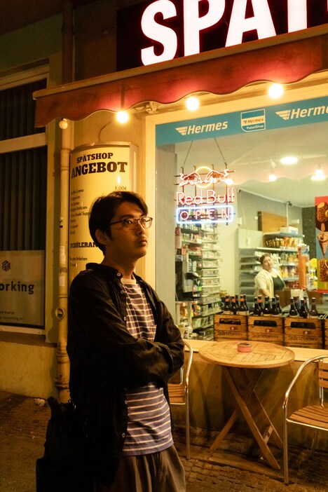 ドイツ・ベルリン滞在時の折坂悠太。（撮影：塩田正幸）