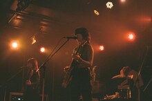 左から福田穂那美（B）、畳野彩加（Vo, G）。（Photo by kokoro）