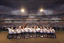 客席をバックに記念撮影する≠ME。(c)YOANI