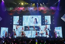 生バンドでパフォーマンスを披露する≠ME。(c)YOANI