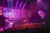 ドラムの演奏を披露する櫻井もも。(c)YOANI