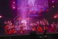 ドラムの演奏を披露する櫻井もも。(c)YOANI