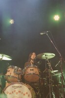 石田成美（Dr）（Photo by kokoro）