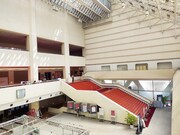 中野サンプラザホールのロビー。(c)株式会社中野サンプラザ