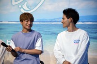 左から白濱亜嵐、水上恒司。