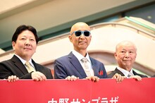 サンプラザ中野くん（中央）