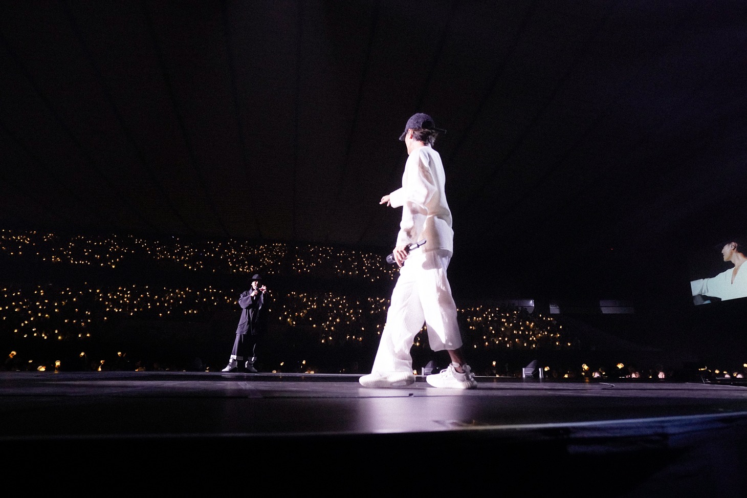 赤西仁と、1日目にゲスト出演した山田孝之。（撮影：上飯坂一）