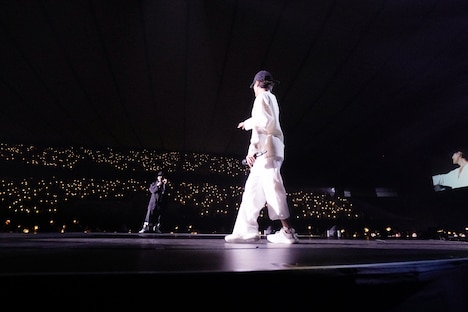 赤西仁と、1日目にゲスト出演した山田孝之。(撮影:上飯坂一)