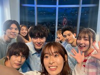 花火をバックにしたキャストたちの自撮り写真。