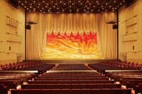 中野サンプラザホールの客席とステージ。(c)株式会社中野サンプラザ