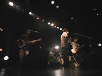 「グソクムズ ワンマンライブ “渚へ”」の様子。（撮影：小財美香子）