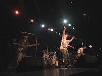 「グソクムズ ワンマンライブ “渚へ”」の様子。（撮影：小財美香子）