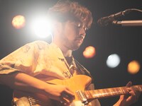 たなかえいぞを（Vo, G）（撮影：小財美香子）