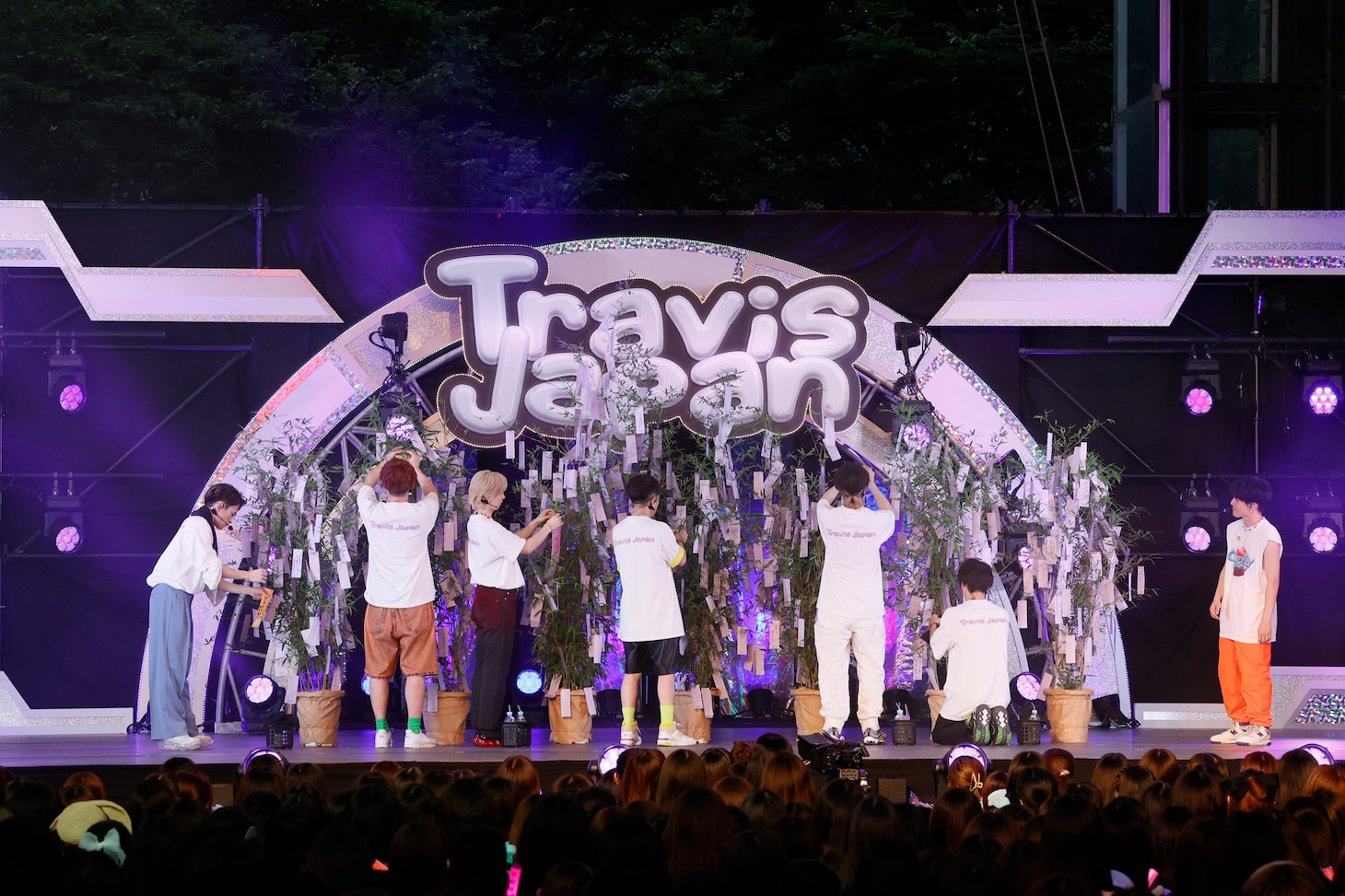 短冊を飾るTravis Japan。（撮影：邑田卓也）