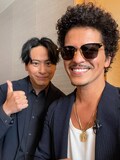 左から山下健二郎(三代目 J SOUL BROTHERS from EXILE TRIBE)、ブルーノ・マーズ。(c)日本テレビ