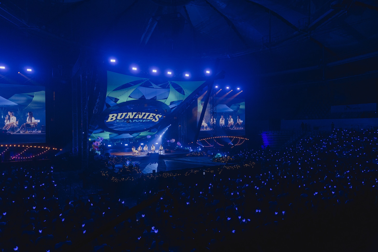 「NewJeans 1st Fan Meeting 'Bunnies Camp'」の様子。(c) 2023 ADOR. All Rights Reserved.