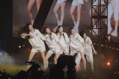 「NewJeans 1st Fan Meeting 'Bunnies Camp'」の様子。(c) 2023 ADOR. All Rights Reserved.