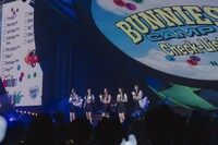 「NewJeans 1st Fan Meeting 'Bunnies Camp'」の様子。(c) 2023 ADOR. All Rights Reserved.