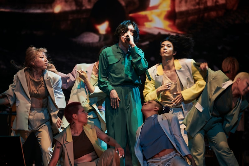 人気画像1位は「米津玄師が表現の根源たどった“空想の旅”、満員の横アリで幕『すごく幸福な人生だと感じます』」より、米津玄師。