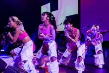 「CHANEL2022 / 23年メティエダール コレクション」アフターパーティより、ライブ中のCHAI。（写真提供：Apple）