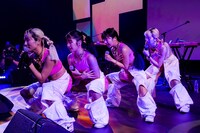 「CHANEL2022 / 23年メティエダール コレクション」アフターパーティより、ライブ中のCHAI。（写真提供：Apple）