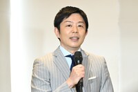 「ウソ婚」の登場人物を細かく説明する岡安譲（カンテレアナウンサー）。