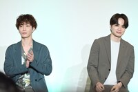 左から渡辺翔太（Snow Man）、菊池風磨（Sexy Zone）。