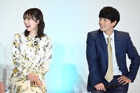 左から長濱ねる、黒羽麻璃央。