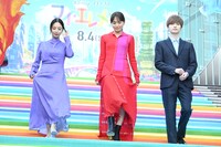 “マイエレ・カーペット”の階段を降りるMEGUMI（右）、川口春奈（中央）、玉森裕太（右）。