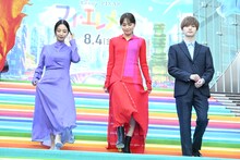 “マイエレ・カーペット”の階段を降りるMEGUMI（右）、川口春奈（中央）、玉森裕太（右）。