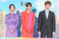 左からMEGUMI、川口春奈、カラフルなテープを拾って笑顔を見せる玉森裕太（Kis-My-Ft2）。