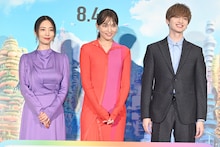 左からMEGUMI、川口春奈、カラフルなテープを拾って笑顔を見せる玉森裕太（Kis-My-Ft2）。