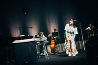 バースデーケーキに笑みがこぼれるTOMOO（Photo by Kana Tarumi）