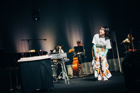 バースデーケーキに笑みがこぼれるTOMOO（Photo by Kana Tarumi）